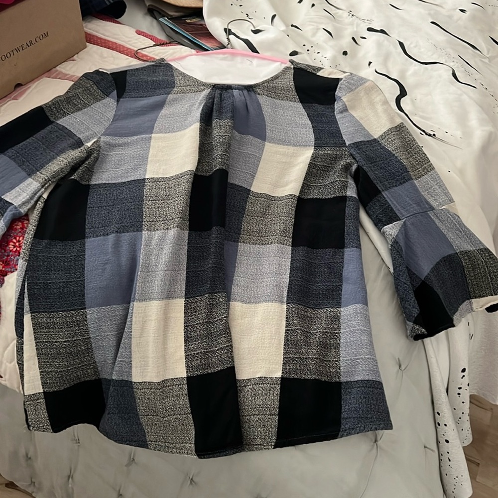 3/4 length sleeves front tie flare at end